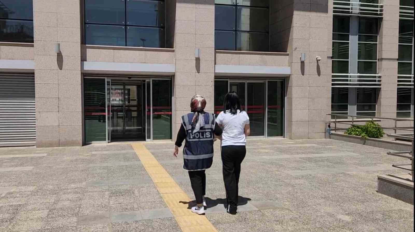Kadın yolcunun valizinden 3 kilo uyuşturucu çıktı
