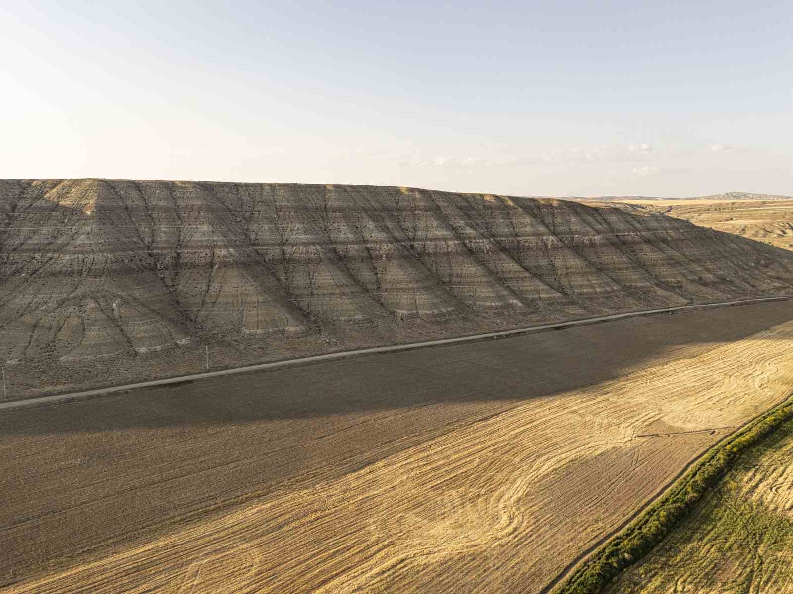 Toprağın renkleriyle şekillenen tepeler, kartpostallık manzara sunuyor