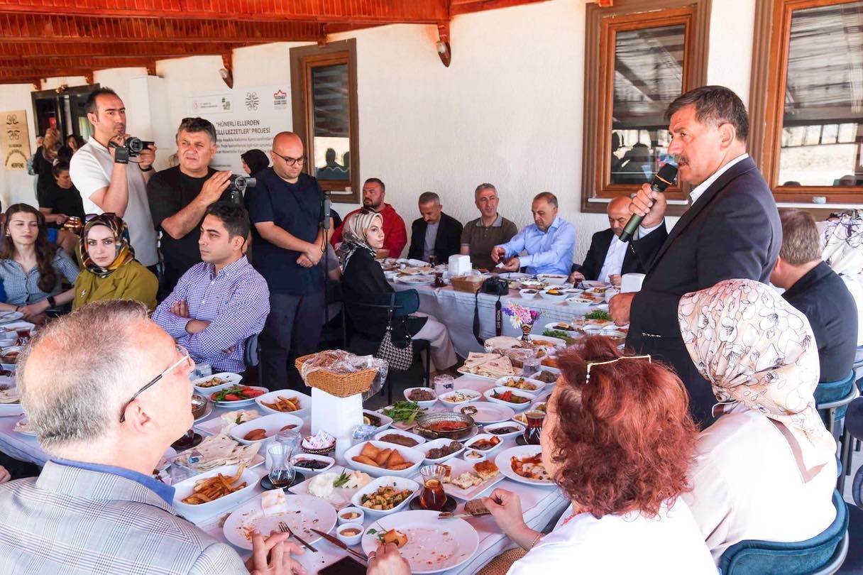 Vali Aydoğdu, Hünerli Eller Kadın Kooperatifi Kahvaltı Salonu’nda basın mensuplarıyla buluştu
