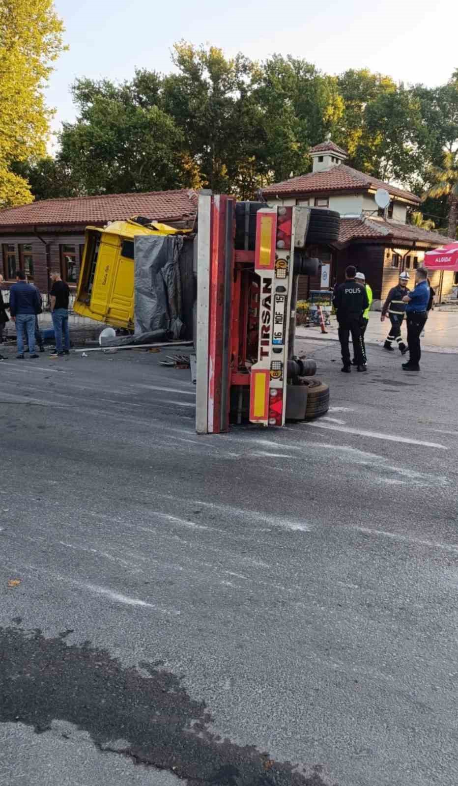 Devrilen tır ortalığı savaş alanına çevirdi: 1 yaralı

