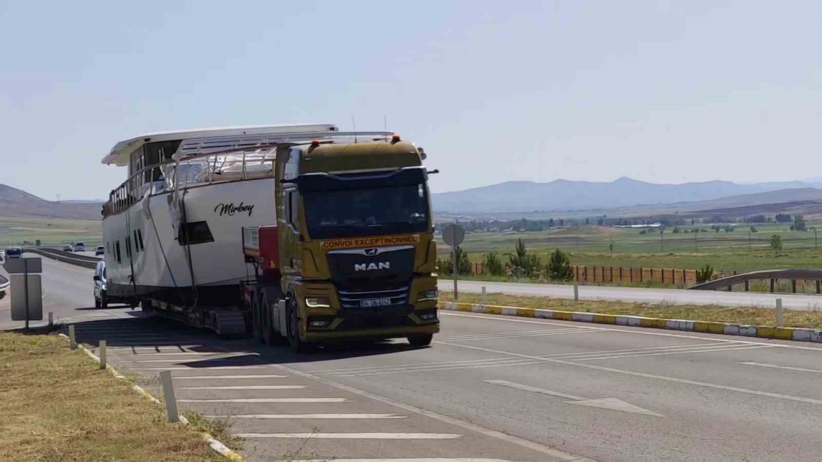 Bozkırda karadan giden yat, görenleri şaşkına çevirdi