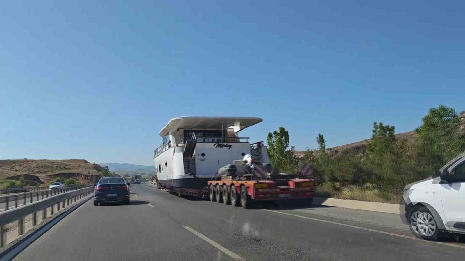 Bozkırda karadan giden yat, görenleri şaşkına çevirdi