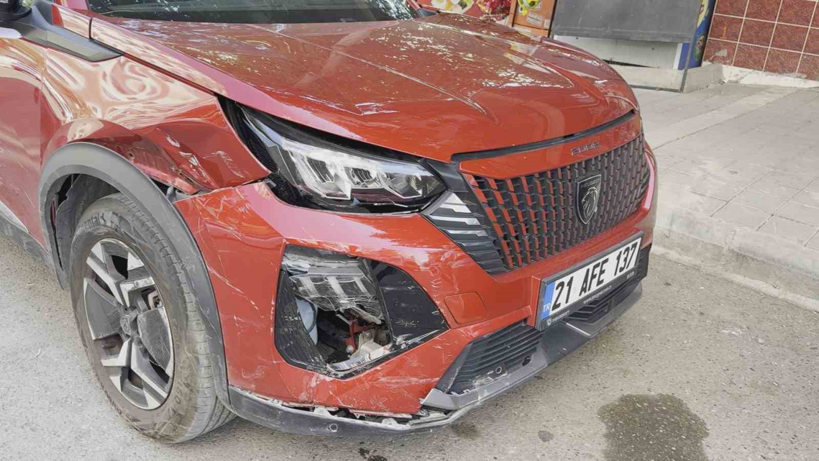 Diyarbakır'da kaza: İHA'ya göre 5 kişi yaralandı.