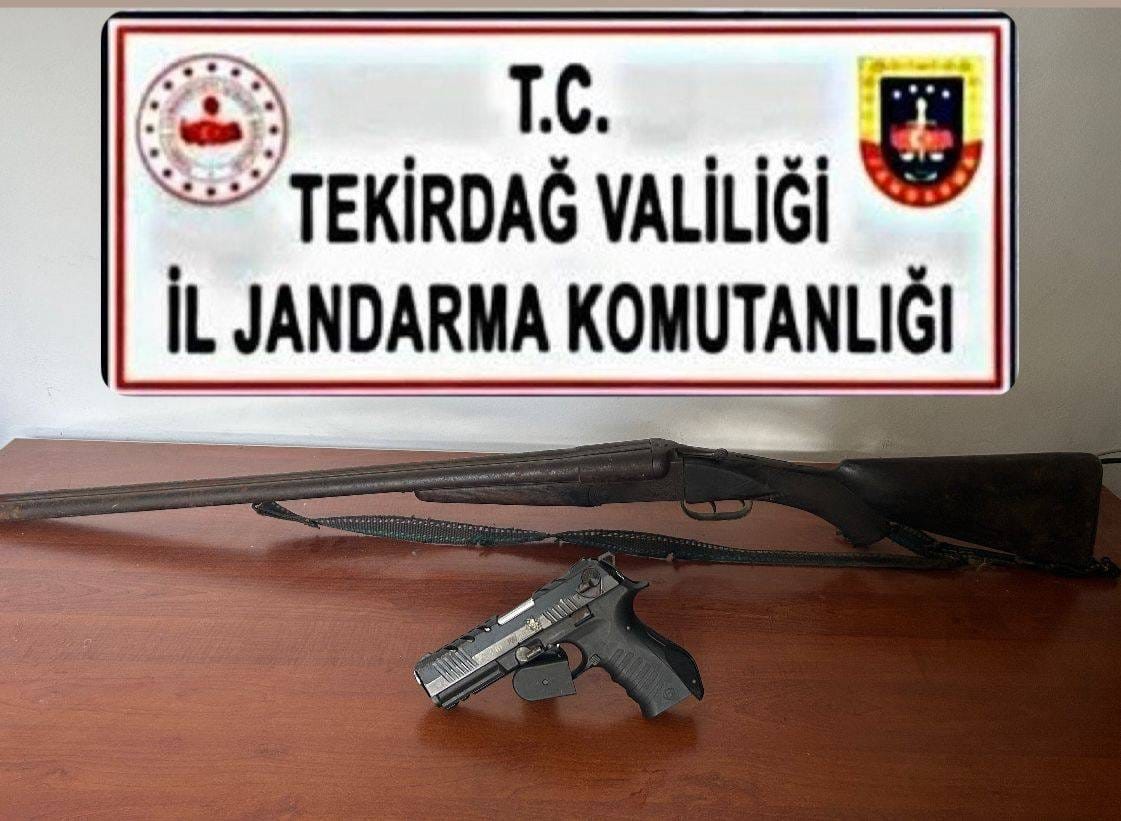 Tekirdağ&rsquo;da jandarmadan ruhsatsız silah ve uyuşturucu operasyonları
