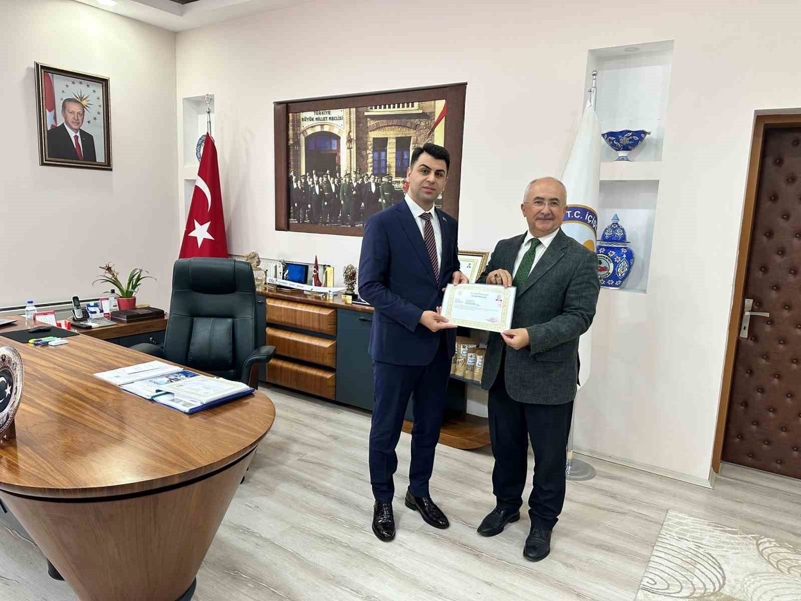 Hisarcık Kaymakamı Bahar’dan milli eğitim çalışanlarına başarı belgesi