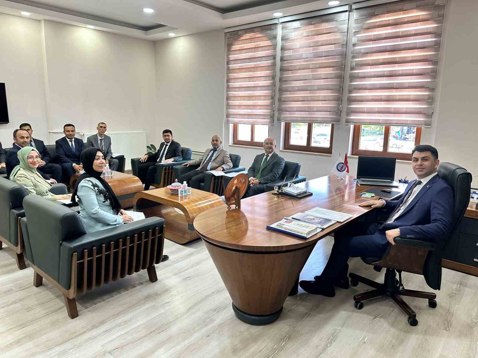 Hisarcık Kaymakamı Bahar&rsquo;dan milli eğitim &ccedil;alışanlarına başarı belgesi
