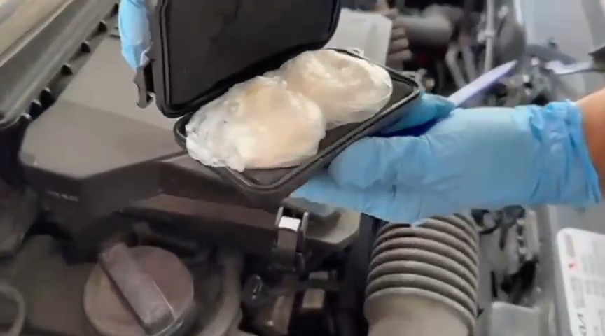 Samsun’da aracın motor kısmına gizlenmiş kokain ele geçirildi