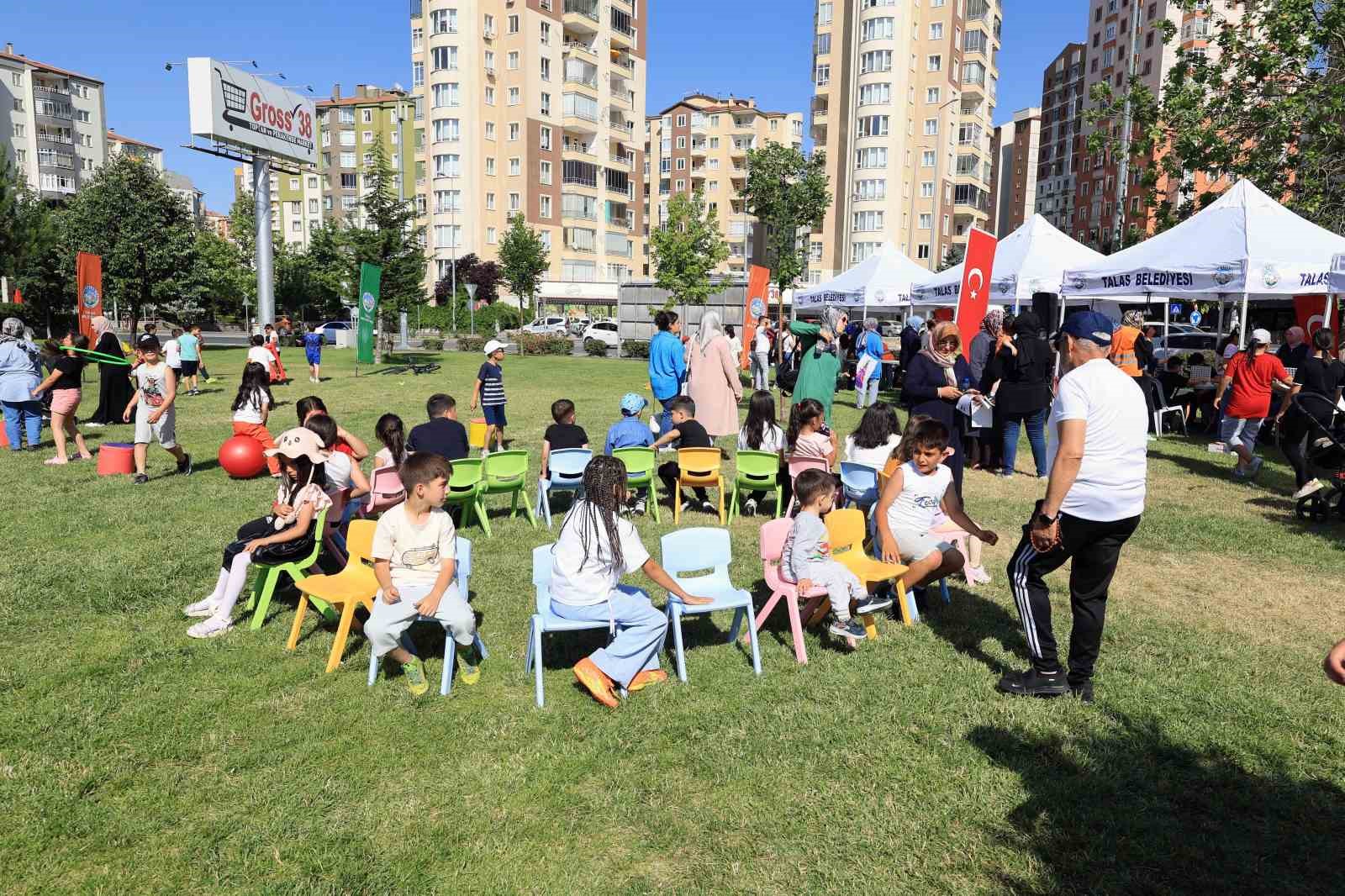 Talas Belediyesi’nden çocuklara karne hediyesi