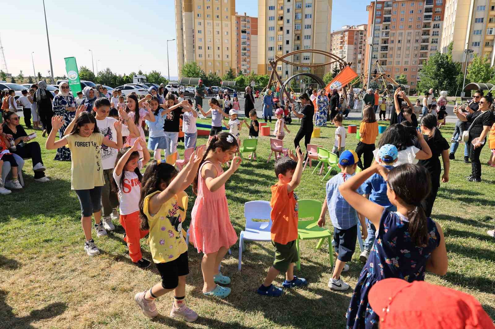 Talas Belediyesi&rsquo;nden &ccedil;ocuklara karne hediyesi
