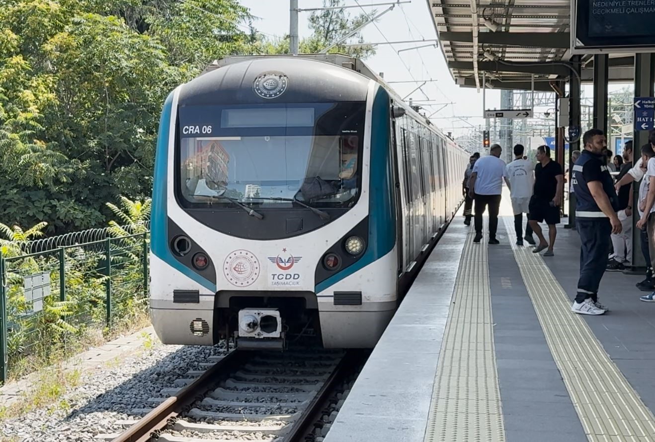 Marmaray’da raylara atlayan kişi intihar etti