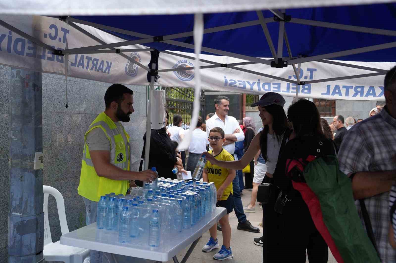 Kartal Belediyesi ekipleri, YKS heyecanında &ouml;ğrencileri yalnız bırakmadı
