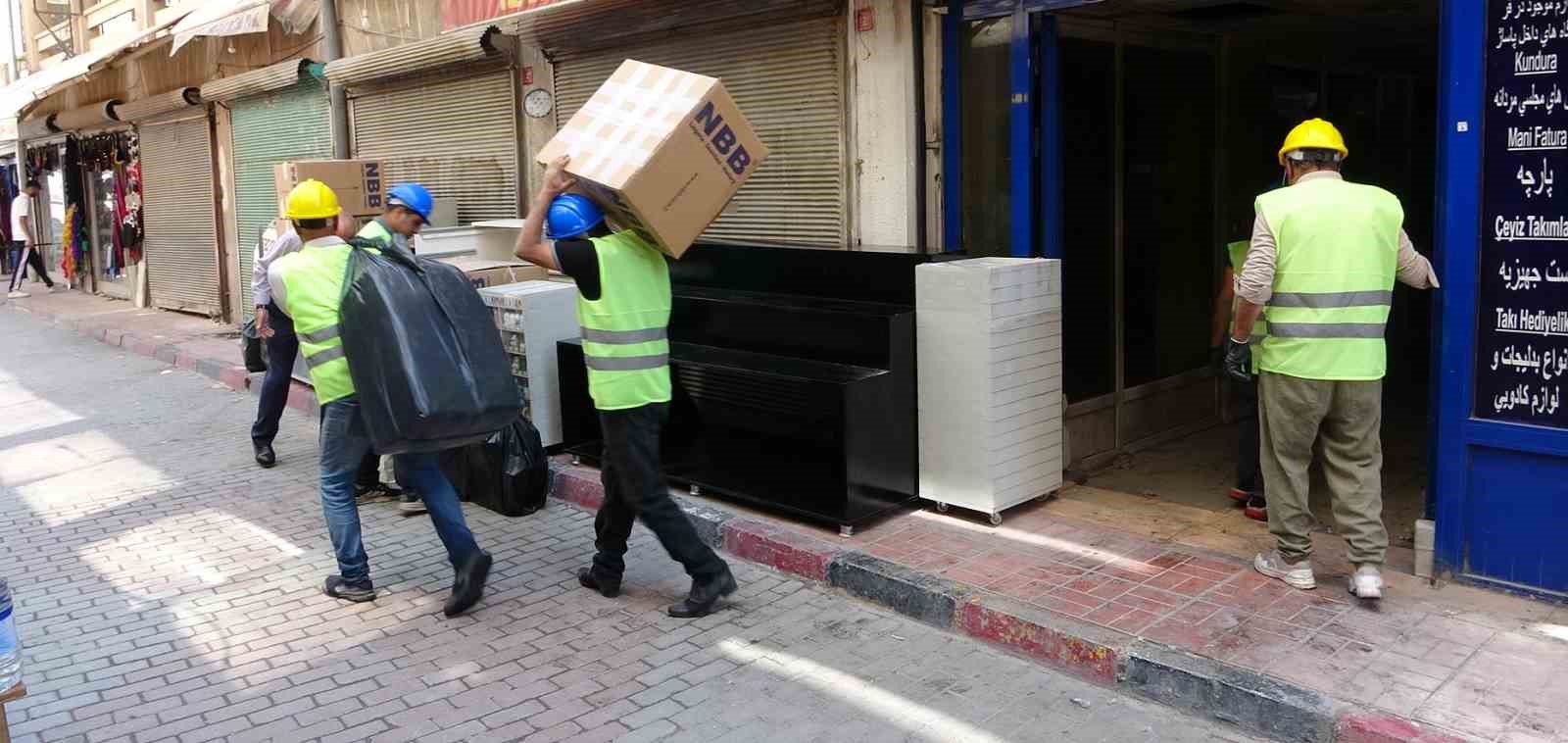 Hz. &Ouml;mer Cami esnafı d&uuml;kkanları boşaltıyor
