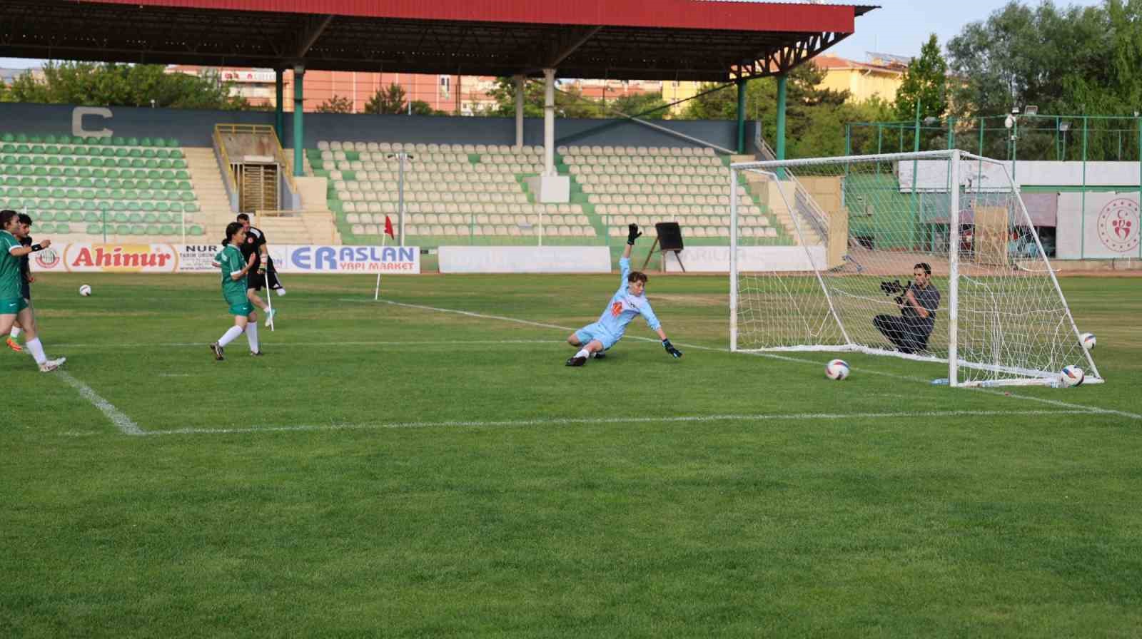 Ampute Milli Futbol Takımı, Kırşehir’de kadın futbol takımıyla hazırlık maçı yaptı