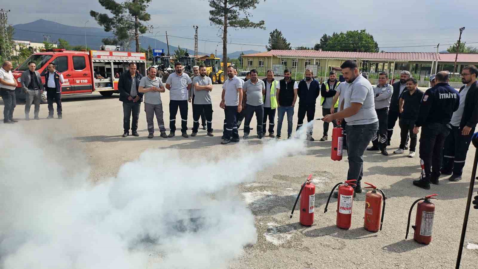 Dinar İlçe Özel İdaresi ekiplerine yangın eğitimi