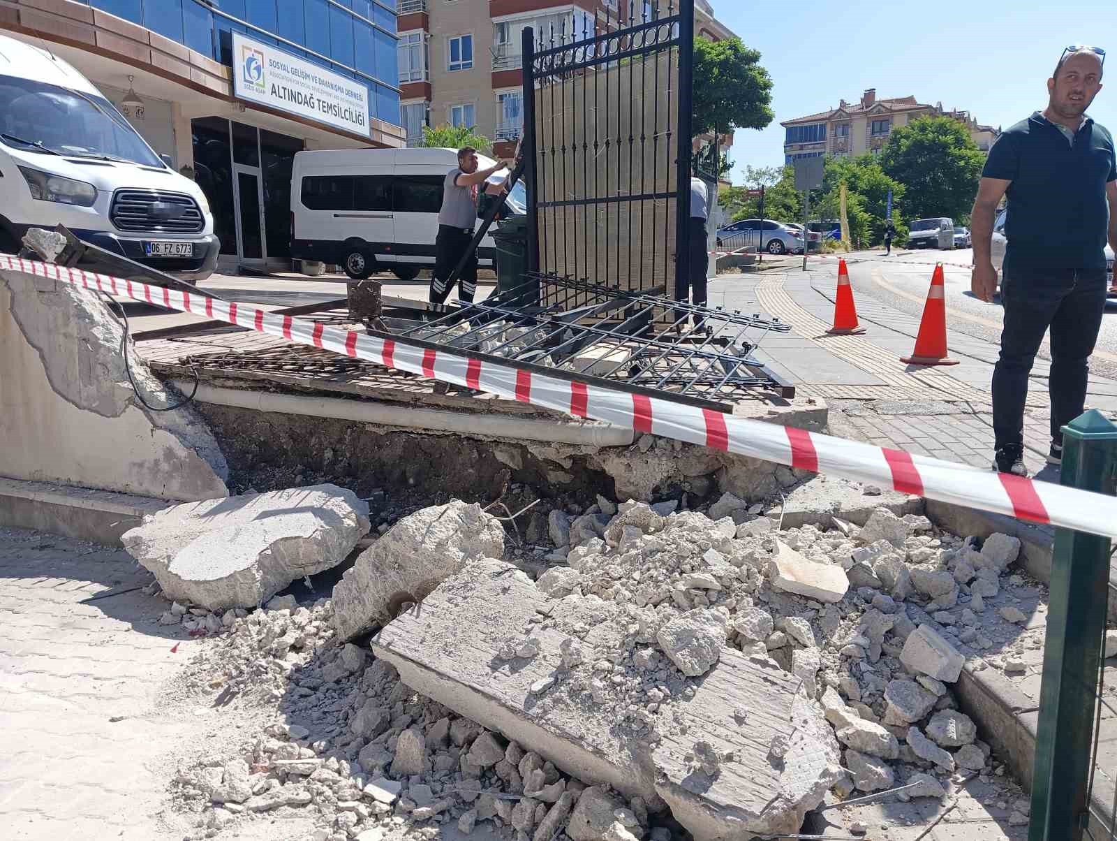 Ankara'da trafik kazalarının sık meydana geldiği cadde, çevre sakinlerini endişelendiriyor - İhlas Haber Ajansı.