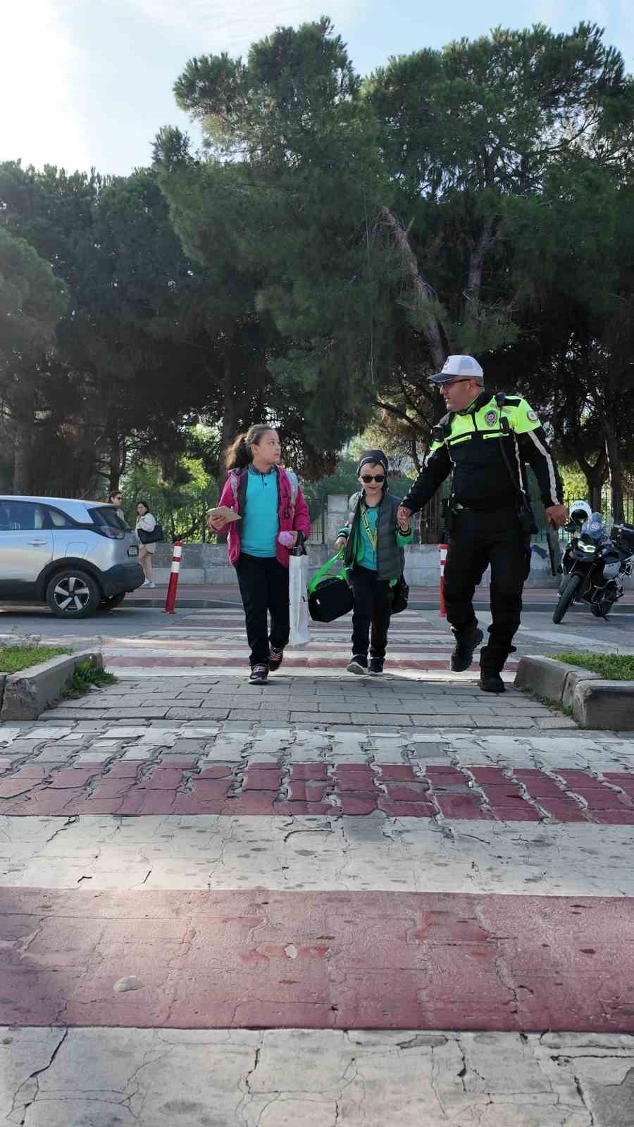 &Ccedil;anakkale&rsquo;de eğitim-&ouml;ğretim d&ouml;nemi boyunca emniyetten sıkı denetim
