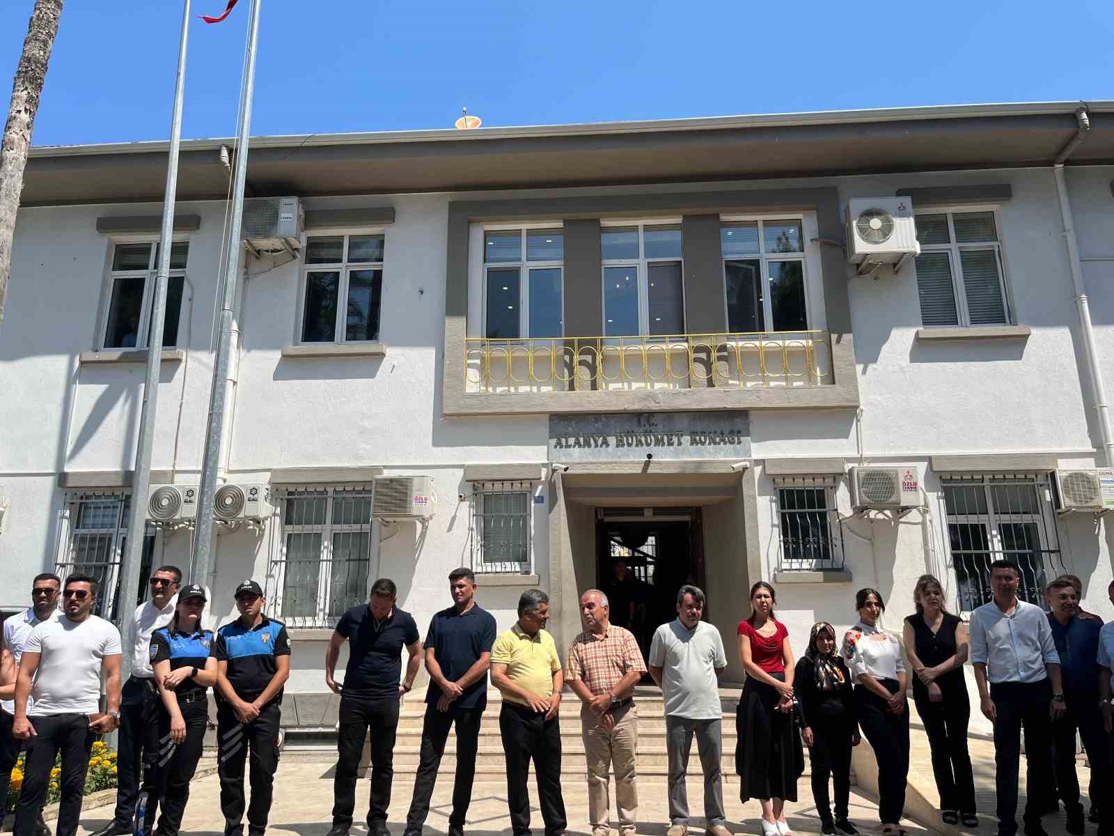 Alanya&rsquo;nın yeni kaymakamı &Ouml;zt&uuml;rk g&ouml;revine başladı
