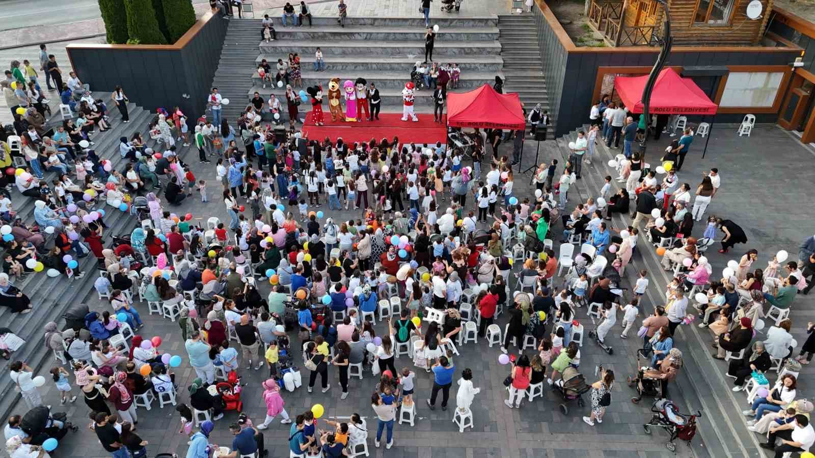 Miniklere festival tadında karne şenliği
