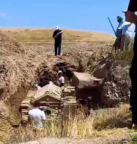 Tarlayı kazarak buldukları lahdi bırakıp ka&ccedil;tılar
