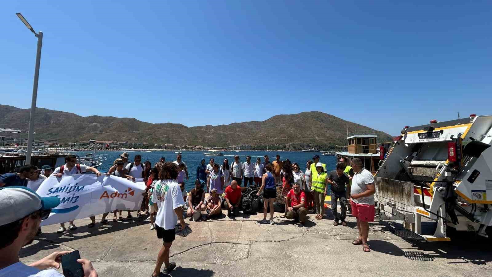 Marmarisli gönüllülerden koy temizliği