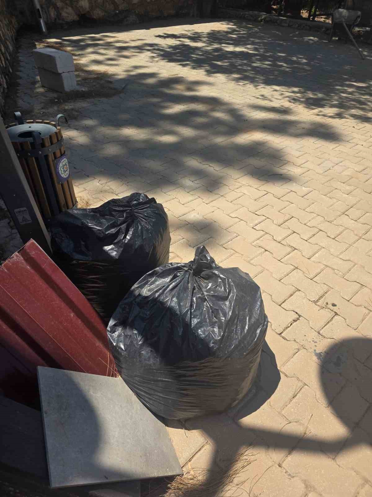 Marmarisli g&ouml;n&uuml;ll&uuml;lerden koy temizliği
