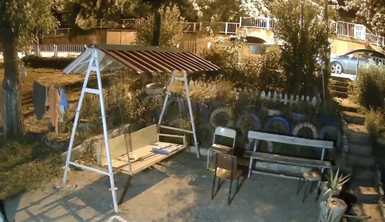 Park halindeki otomobile çarpıp kaçtı