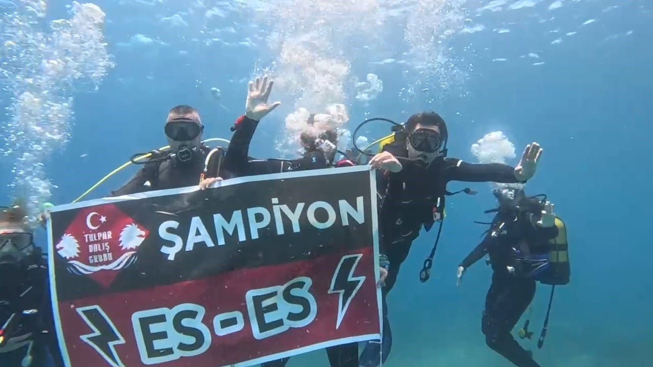 Eskişehirspor’un şampiyonluğunu denizin 26 metre altında kutladılar
