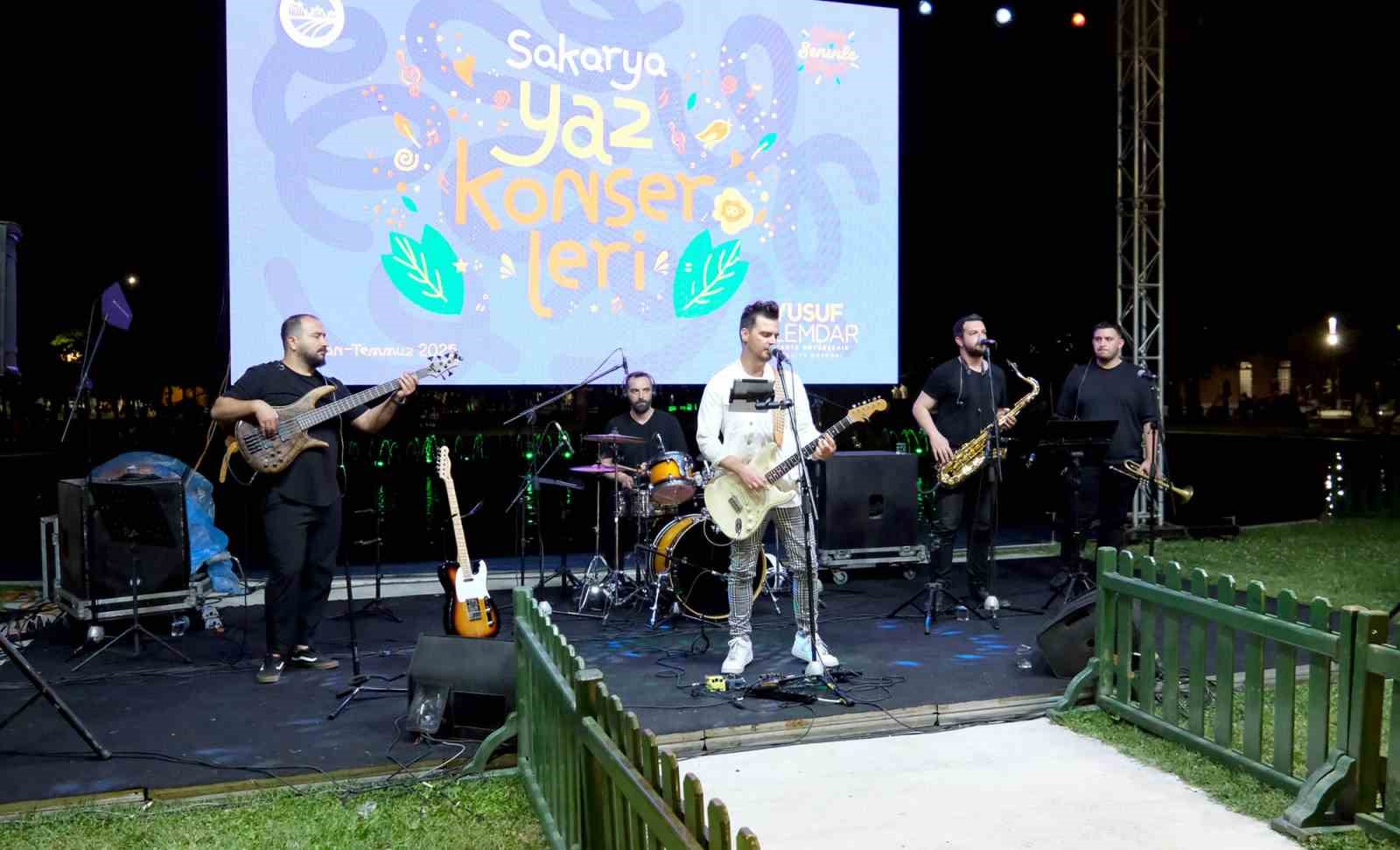Millet Bahçesi’nde müzik dolu akşam: Şarkılara hep birlikte eşlik ettiler
