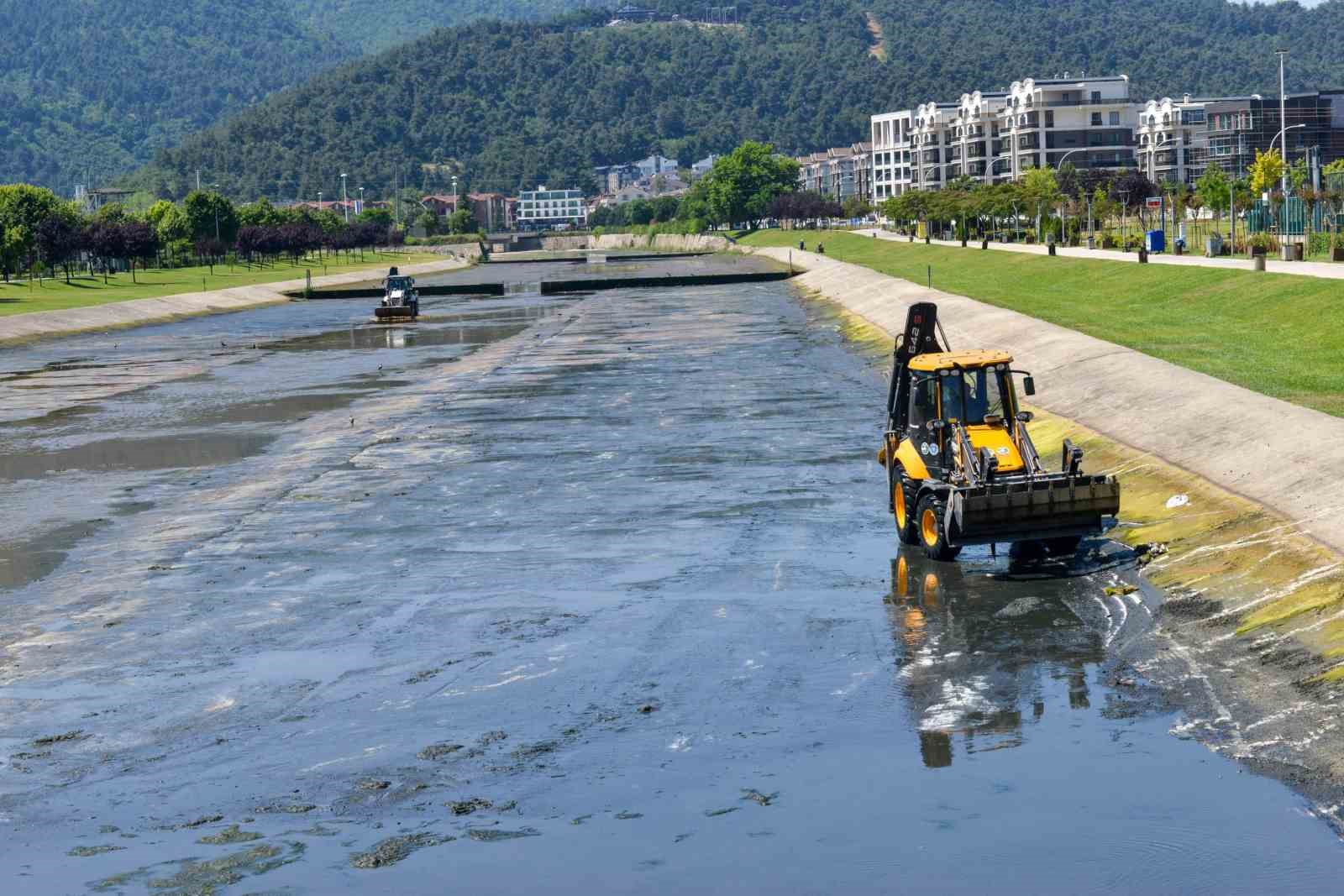 Büyükşehir Belediyesi’nden Hüdavendigar’da dere temizliği
