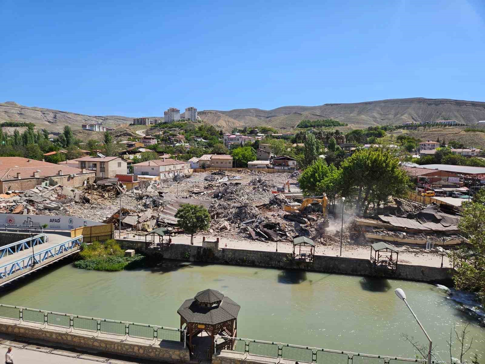 Darende’de yeni çarşı projesinde temel kazı çalışmaları başladı
