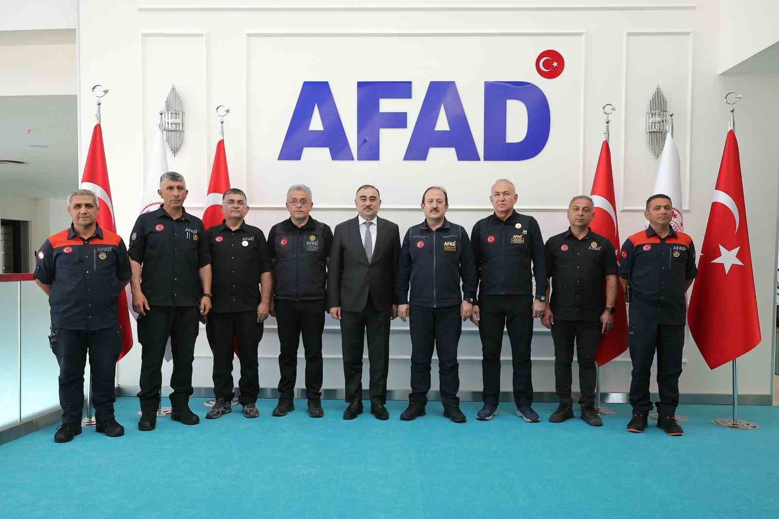 Azerbaycan’ın Ankara Büyükelçisi Mamadov, AFAD personeline işbirliği rozeti takdim etti
