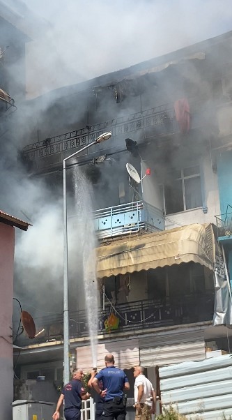 2 binayı saran yangında 3 kişi mahsur kaldı: 7 daire hasar gördü
