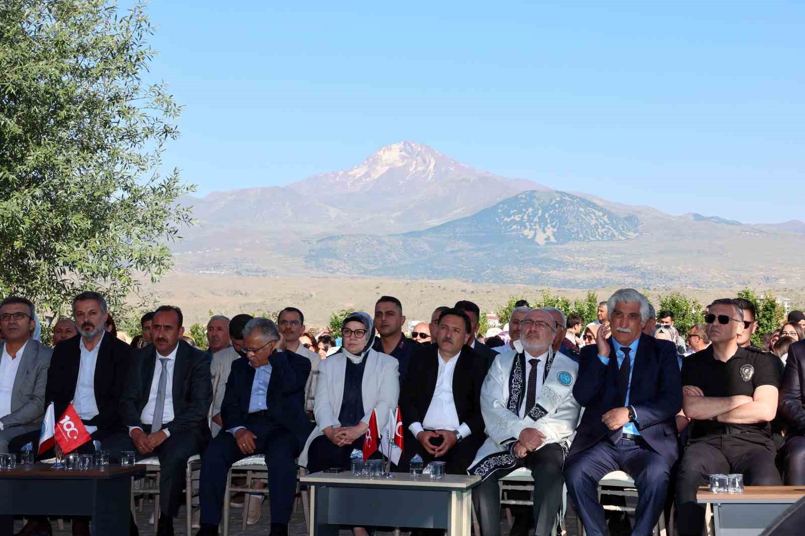Vali Çicek, KAYÜ  Sağlık Hizmetleri MYO Mezuniyet Töreni’ne katıldı
