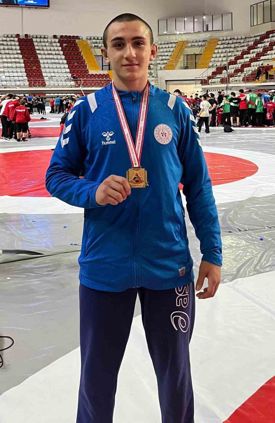 Korkuteli’nin güreşçisi 78 kiloda Türkiye şampiyonu oldu