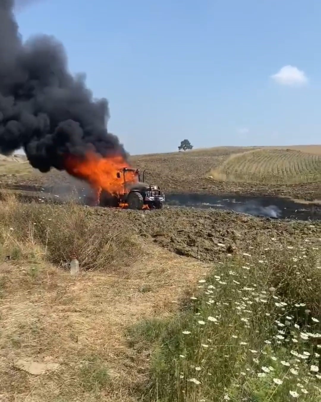 Yanan traktöre aldırmadı, çocuklarını teselli etti