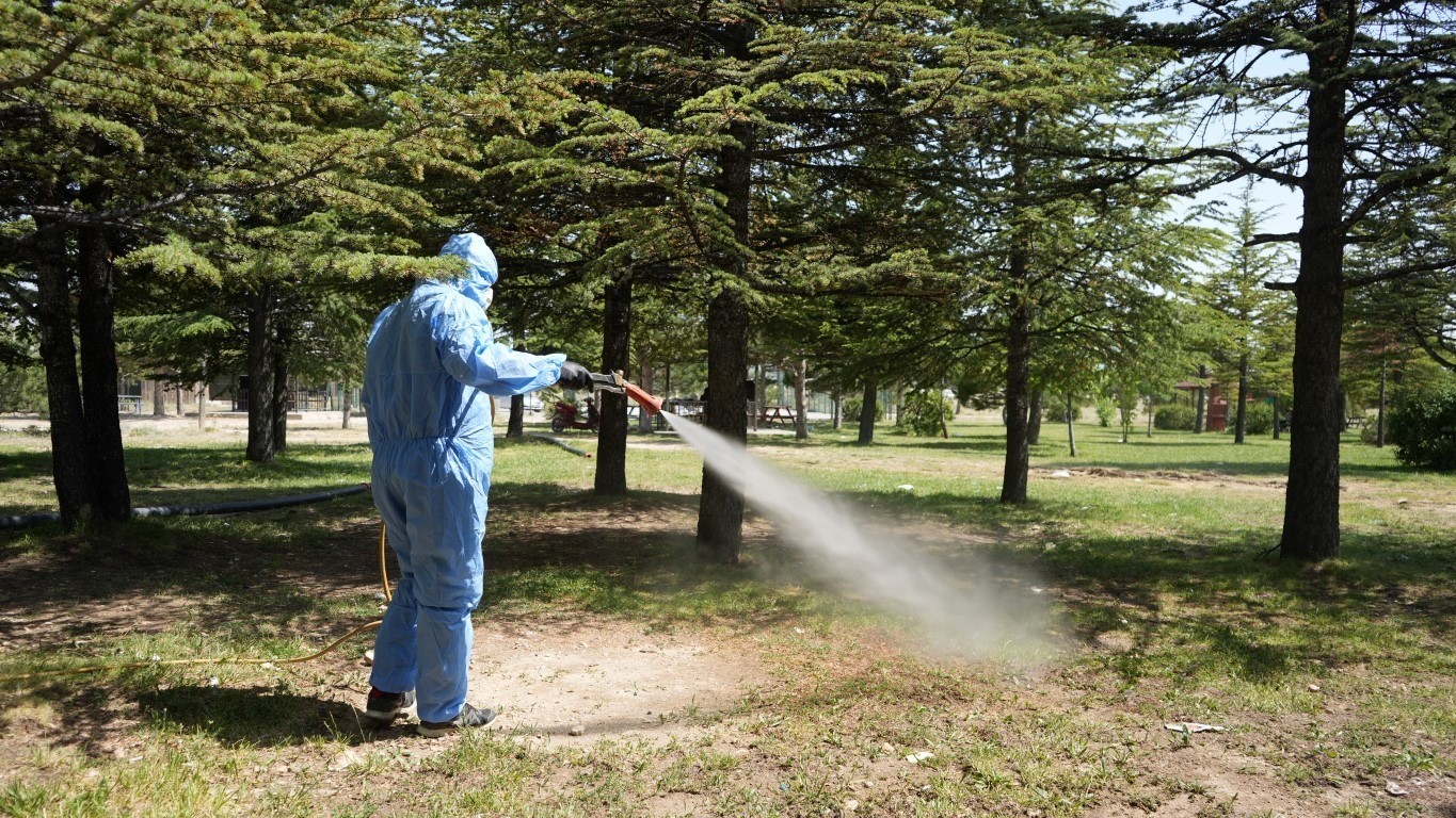 Niğde Belediyesi kene ve haşereyle m&uuml;cadeleyi yoğunlaştırıyor
