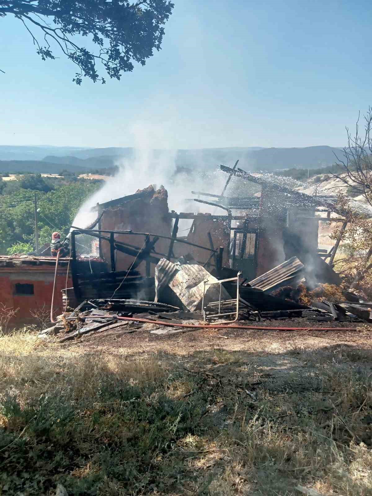 Sakarya’da yangın: Ev, ahır ve samanlık zarar gördü