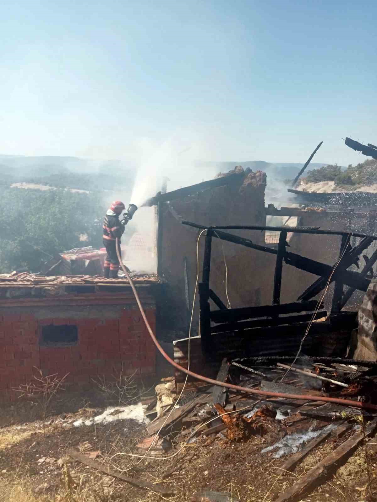 Sakarya&rsquo;da yangın: Ev, ahır ve samanlık zarar g&ouml;rd&uuml;
