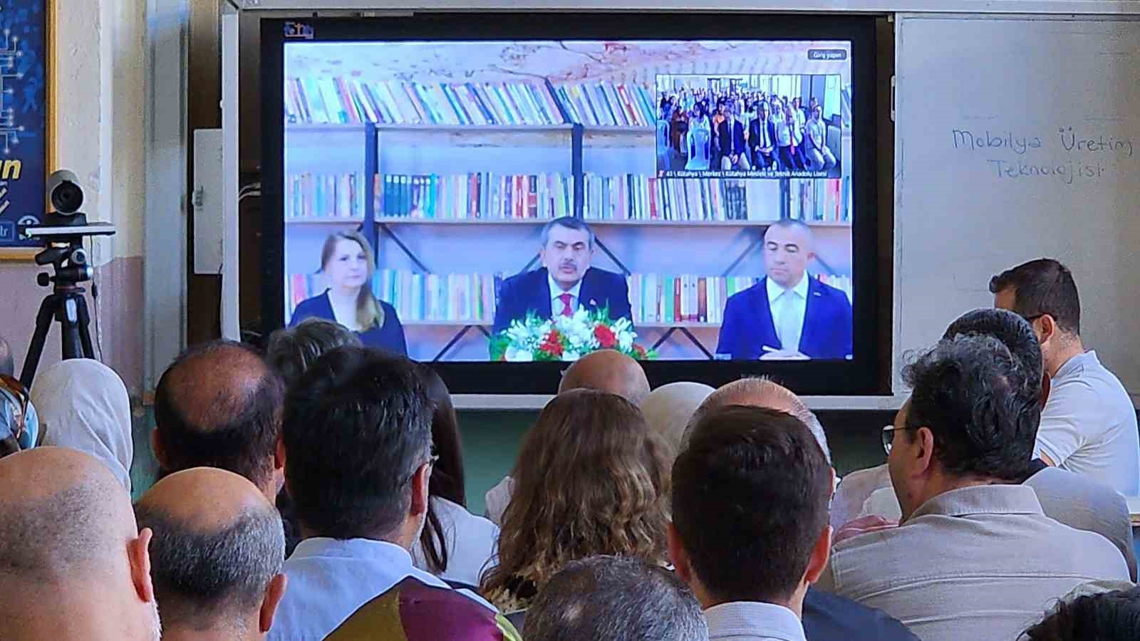 Millî Eğitim Bakanı Yusuf Tekin, Kütahyalı öğretmenlerle canlı yayında buluştu