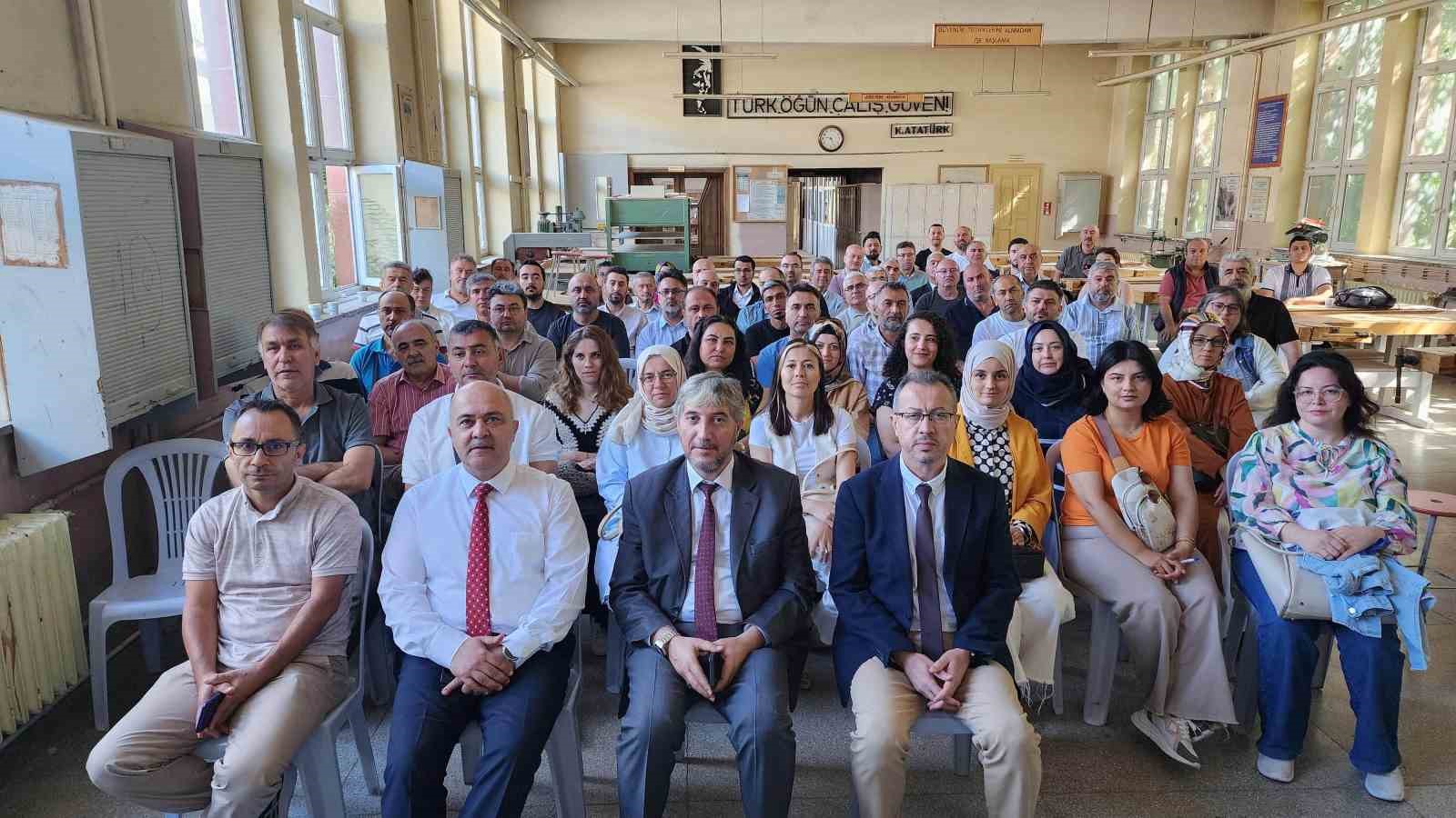 Mill&icirc; Eğitim Bakanı Yusuf Tekin, K&uuml;tahyalı &ouml;ğretmenlerle canlı yayında buluştu
