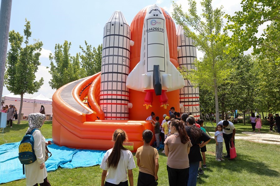 &Ccedil;ocuklar Yaza Merhaba Karne Şenliği&rsquo;nde doyasıya eğlendi
