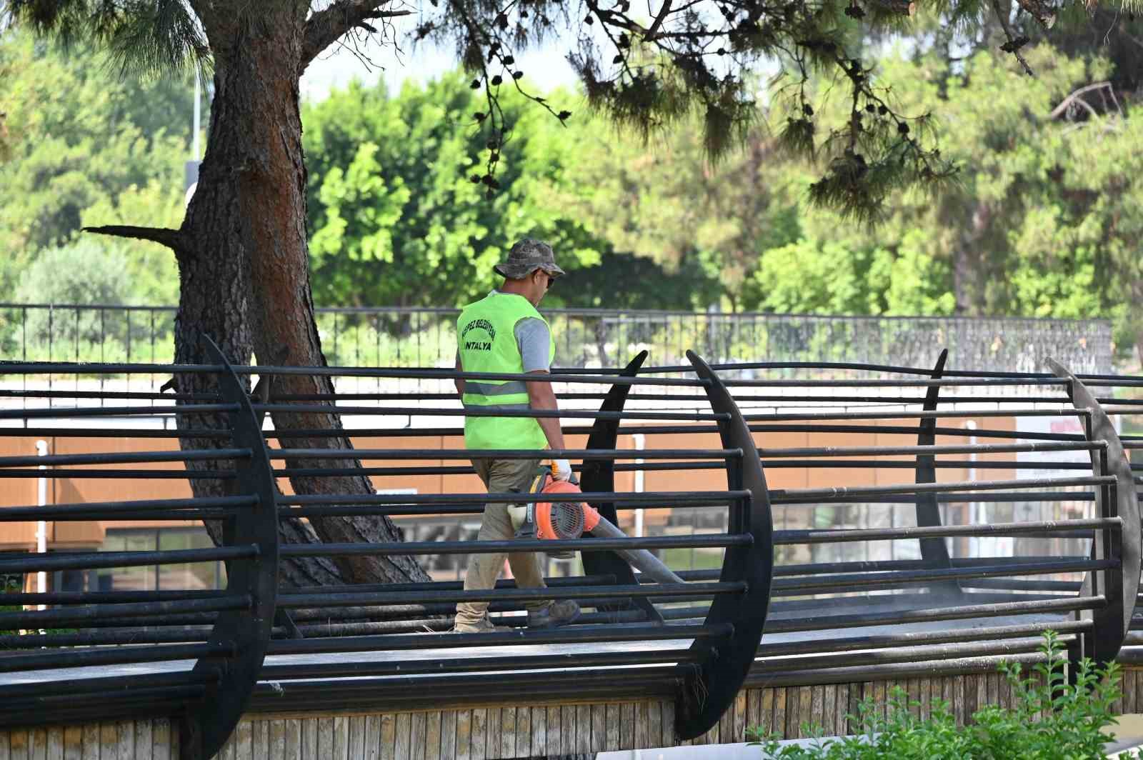 Kepez’de Tek Sarnıç Parkı’nda temizlik seferberliği