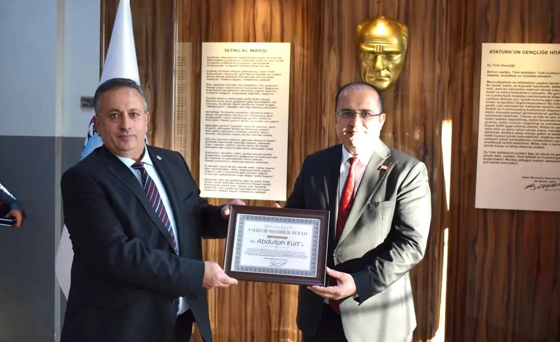 Kaymakam Kurt’a ‘Fahri hemşehrilik beratı’