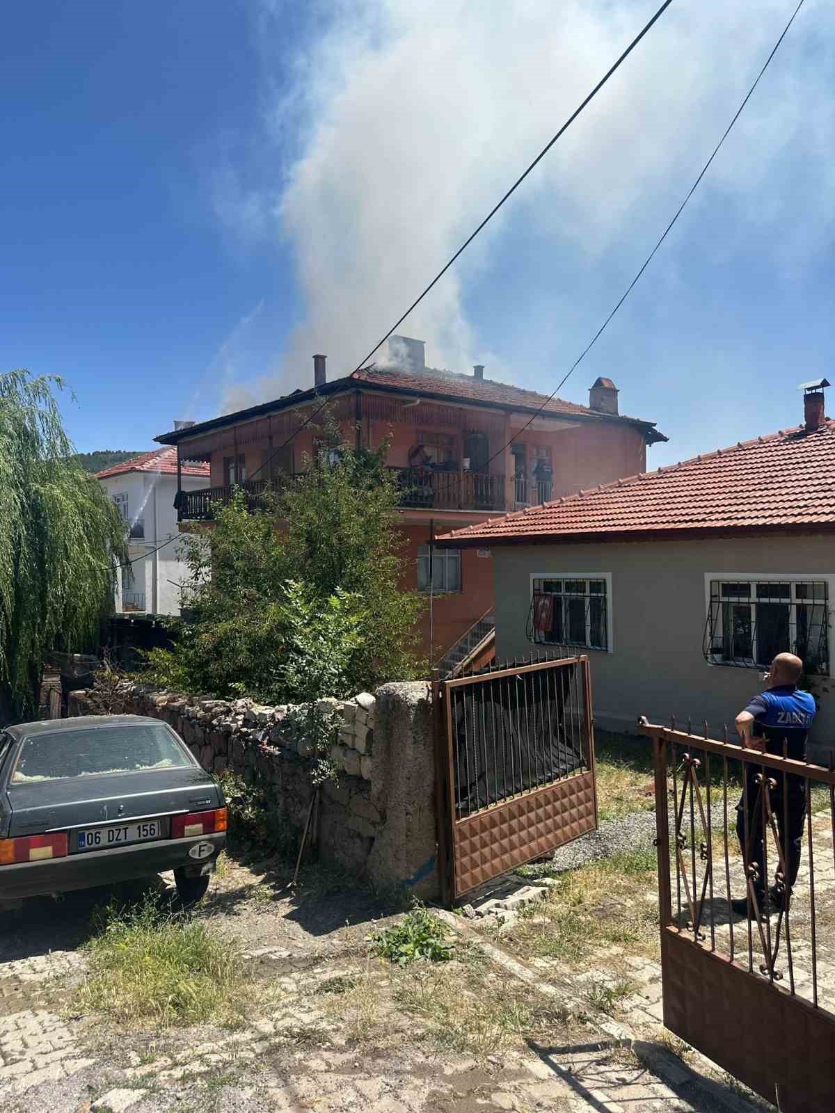 Kızılcahamam&rsquo;da apartman &ccedil;atısı yangını
