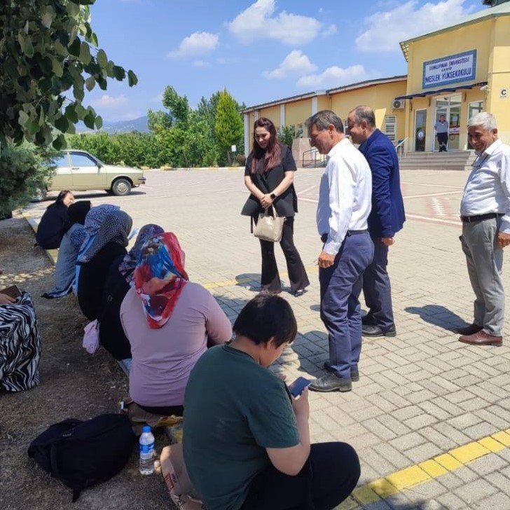 Gediz Belediyesi, YKS heyecanında &ouml;ğrenci ve ailelerini yalnız bırakmadı
