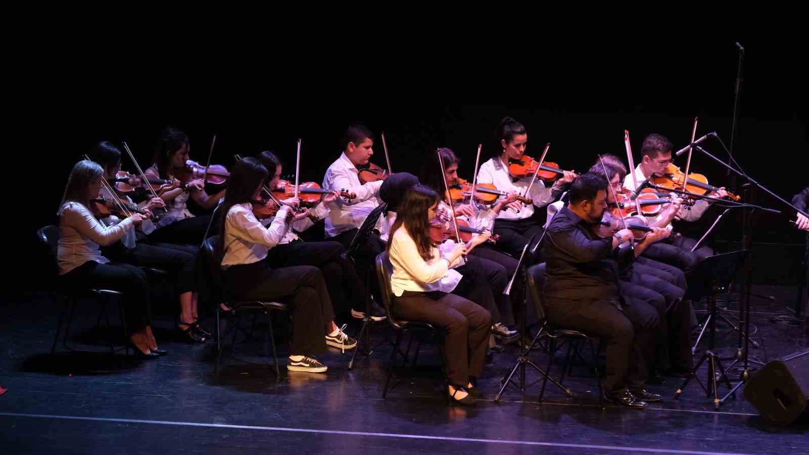 D&uuml;nya M&uuml;zik G&uuml;n&uuml;&rsquo;nde mezuniyet coşkusu yaşandı
