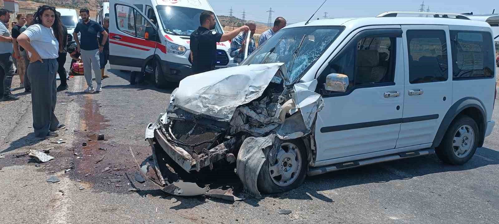 Siirt’te 2 hafif ticari araç çarpıştı: 4 yaralı