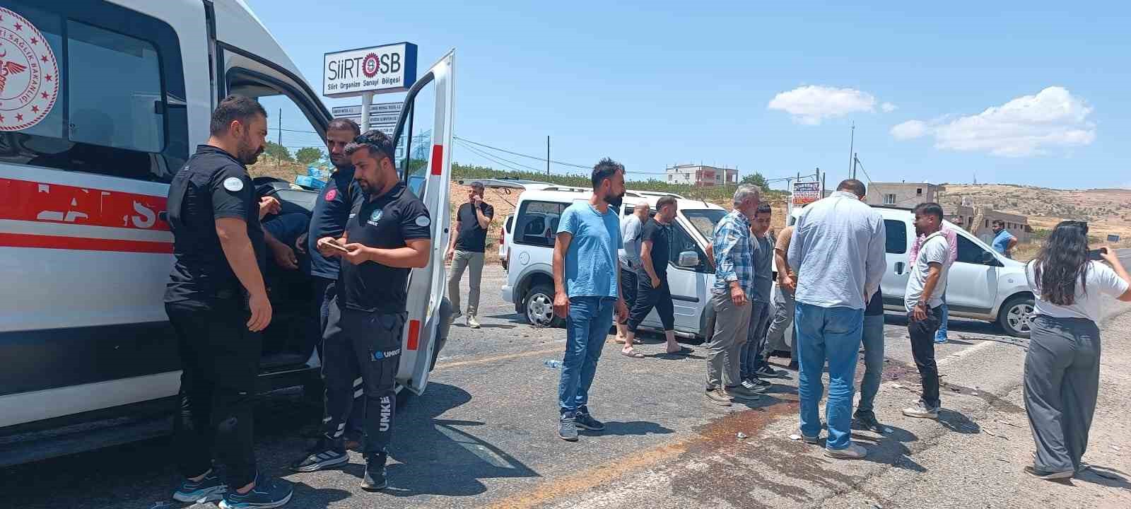 Siirt&rsquo;te 2 hafif ticari ara&ccedil; &ccedil;arpıştı: 4 yaralı
