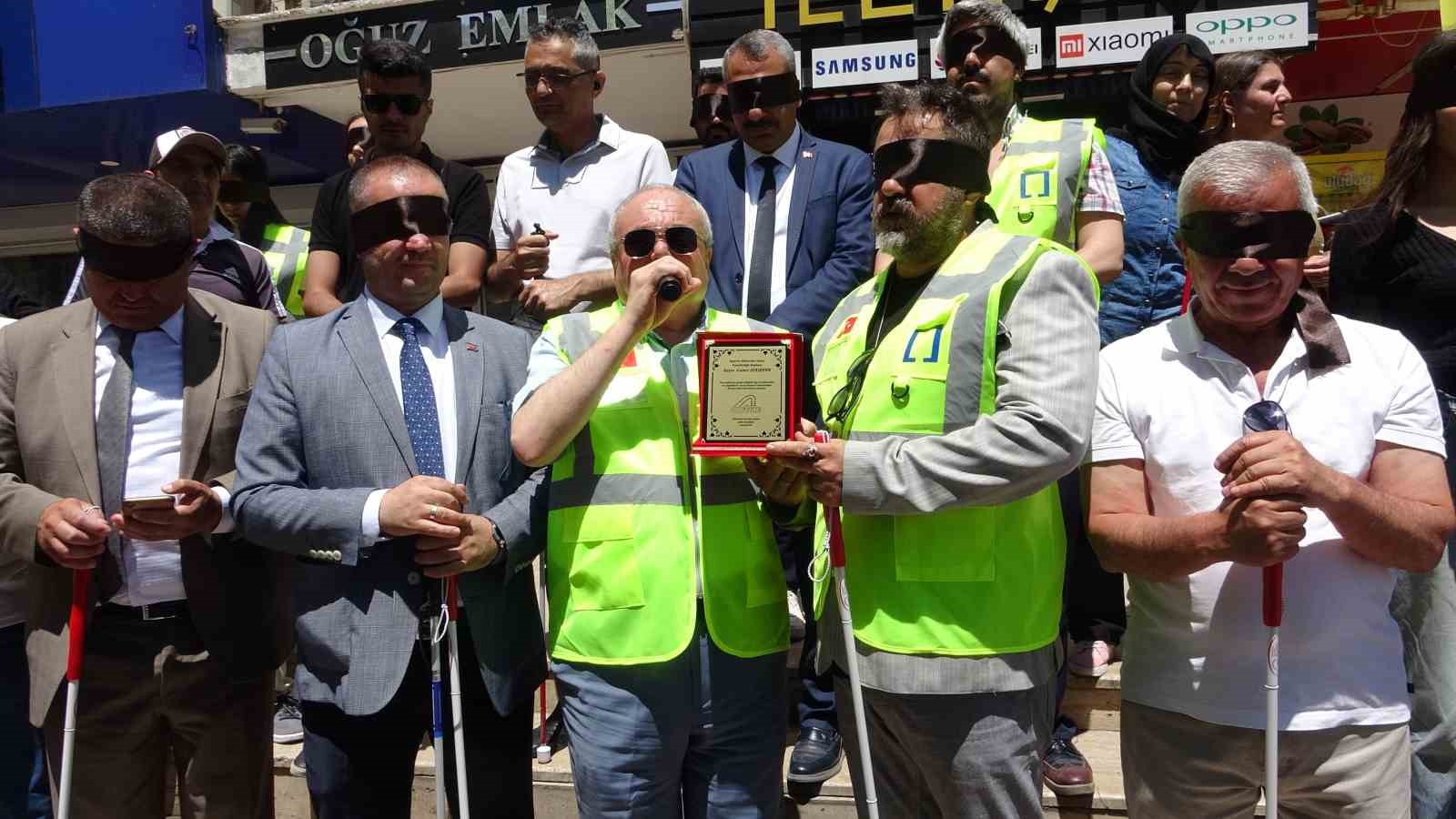 G&ouml;rme engelliler i&ccedil;in y&uuml;r&uuml;yen mimarlar, şehirleri empatiyle tasarlayacak
