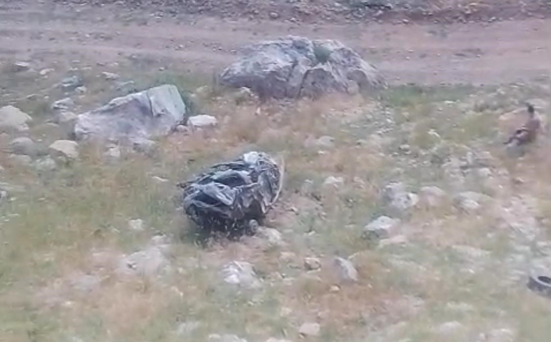 Batman’ın Sason ilçesinde Mereto Dağı’ndaki kilisenin restorasyonu için keşfe çıkan ekibin aracı şarampole yuvarlandı. Bilirkişilerin olduğu araçtan ilk belirlemelere göre 3 kişi kaybetti.